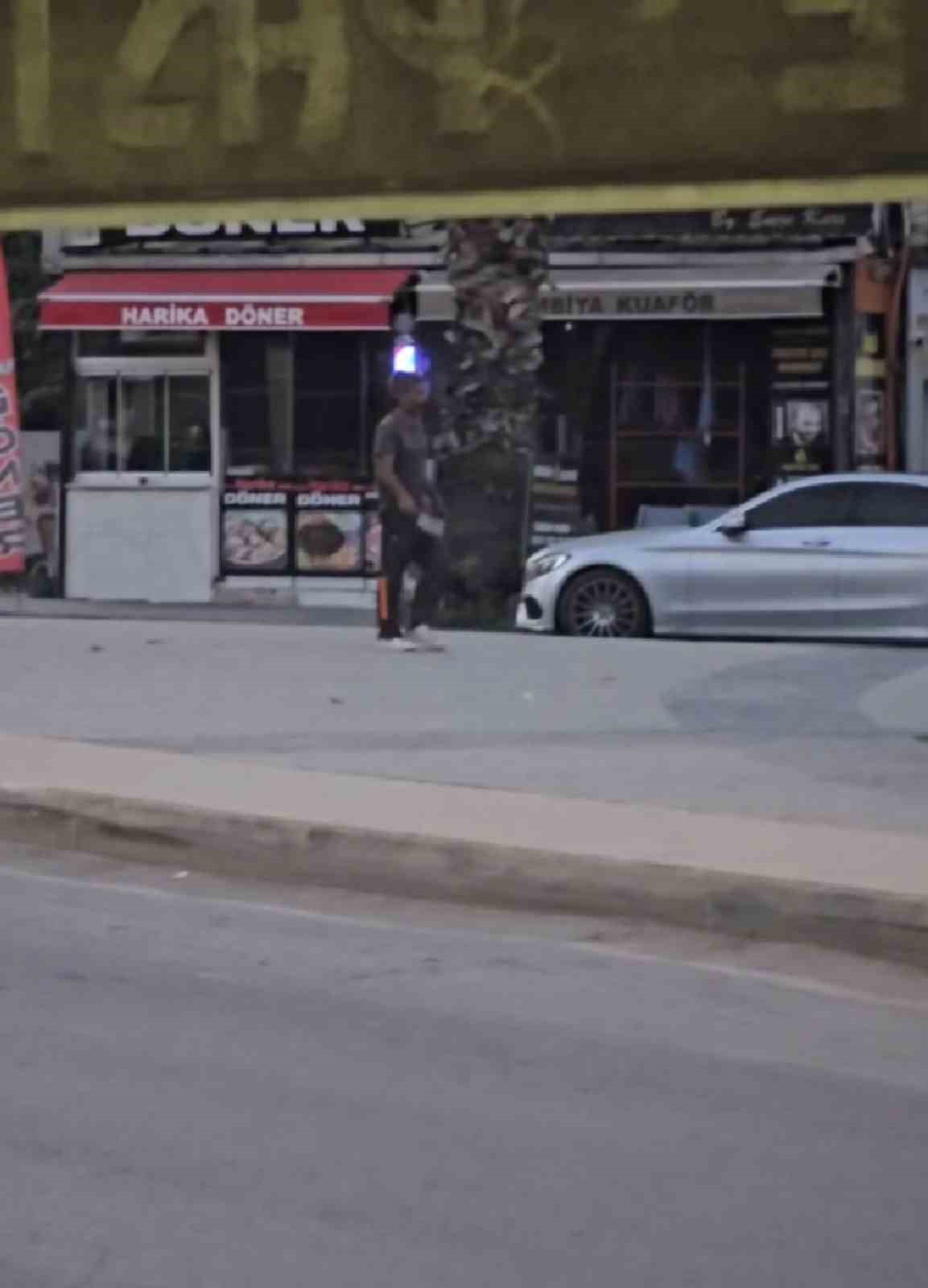 Arnavutk&ouml;y&rsquo;de satırlı dehşet: Vatandaşlara saldırmaya &ccedil;alışan şahıs yakalandı
