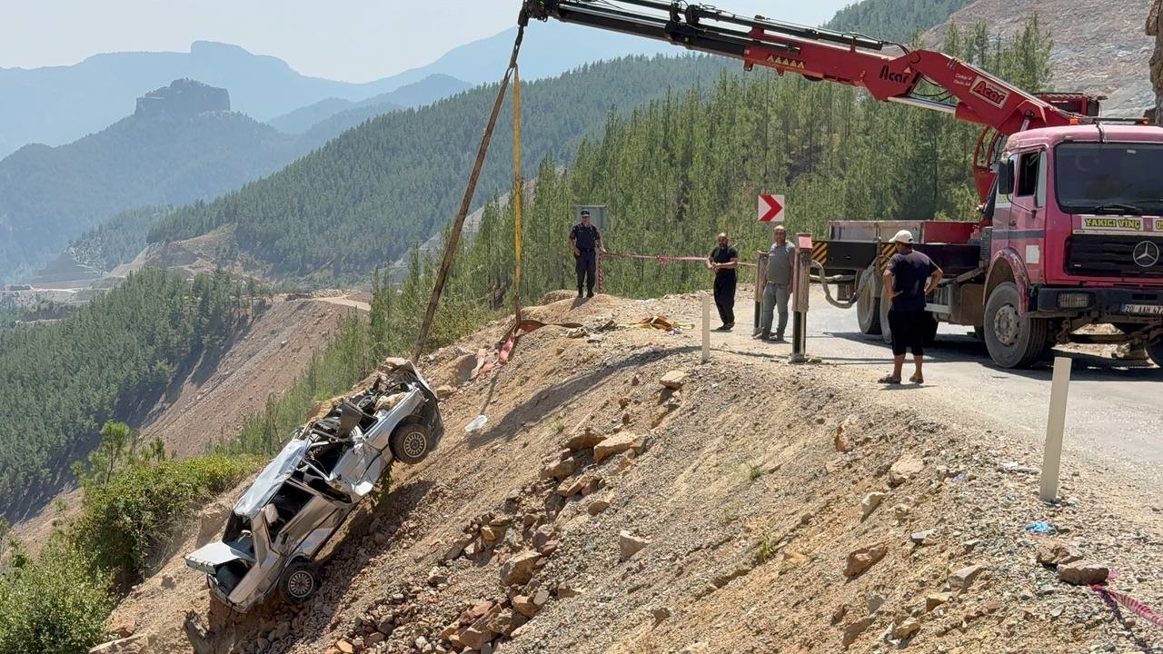 Adana’da 5 kişiye mezar alan otomobil uçurumdan çıkarıldı