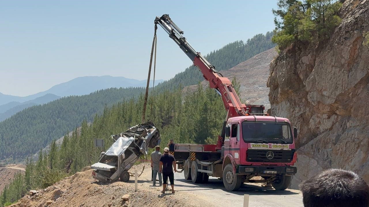 Adana&rsquo;da 5 kişiye mezar alan otomobil u&ccedil;urumdan &ccedil;ıkarıldı
