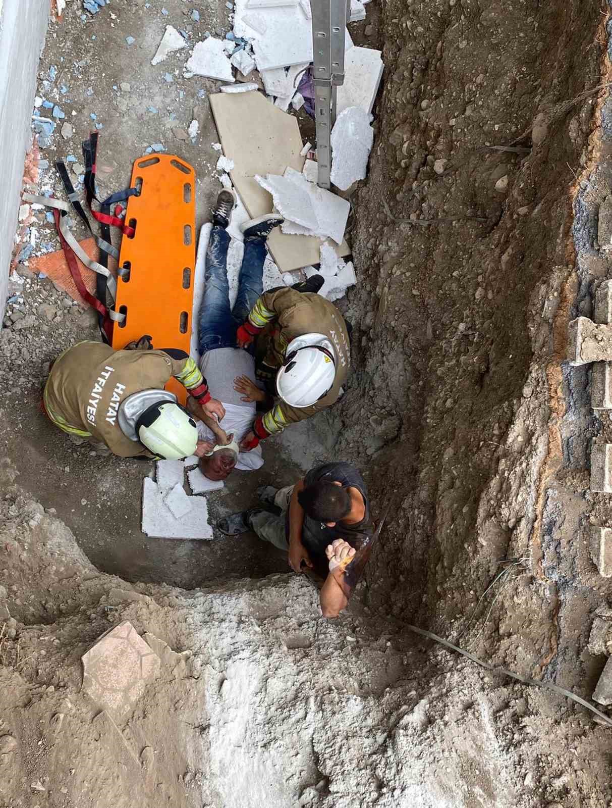 İskenderun&rsquo;da bina boşluğuna d&uuml;şen şahıs yaralandı
