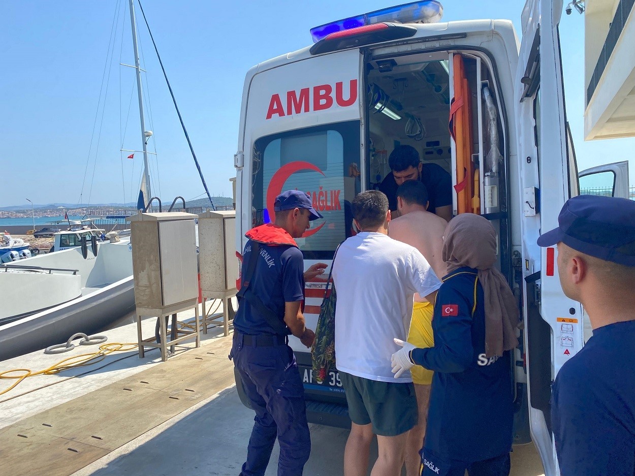 Balıkesir açıklarında yaralanan şahıs sahil güvenlik ekiplerince tahliye edildi
