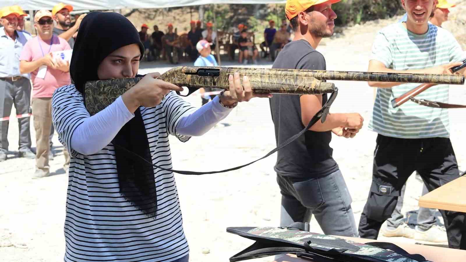 Kadın atıcı erkeklere taş çıkarttı