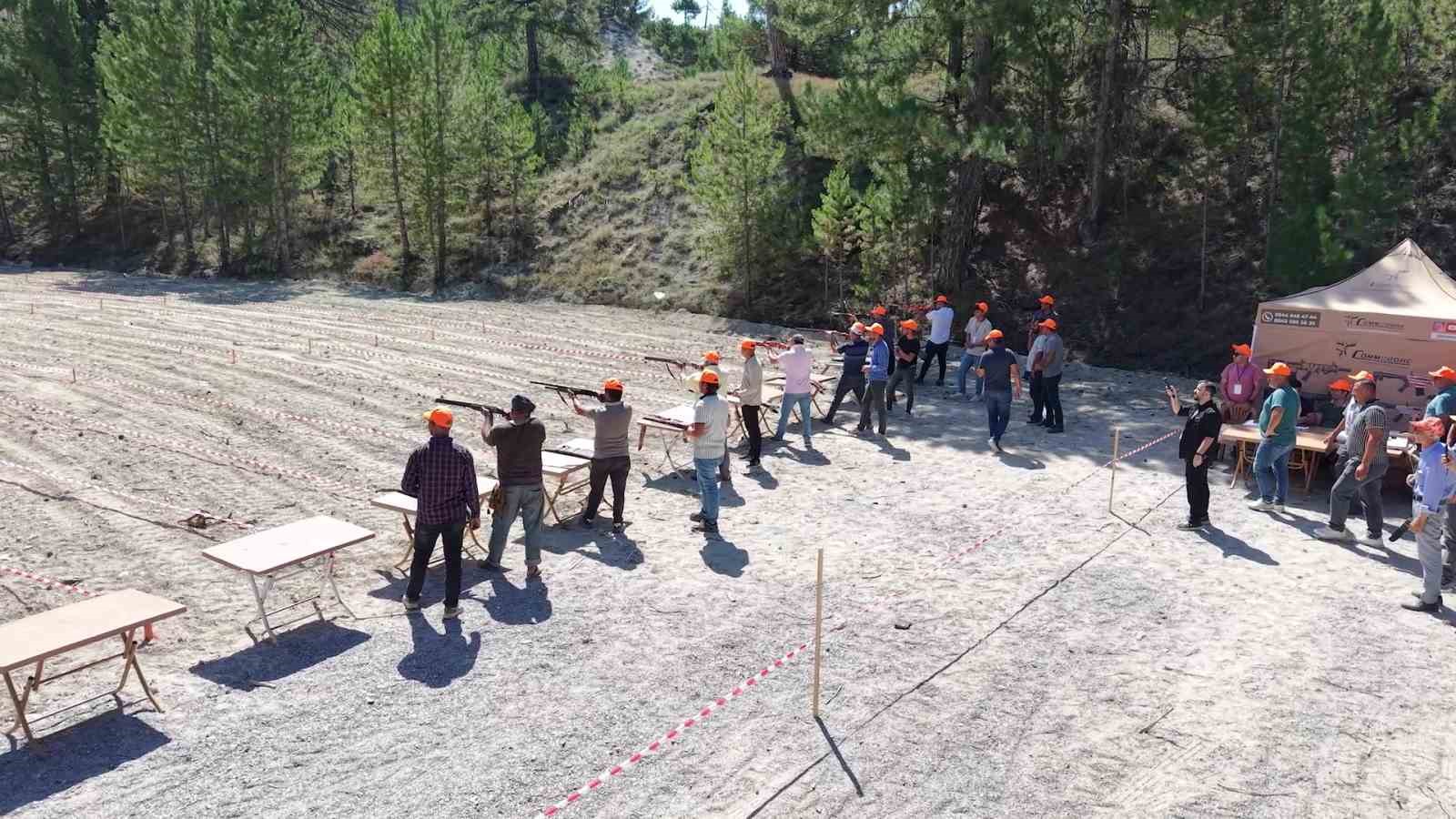 Kadın atıcı erkeklere taş &ccedil;ıkarttı
