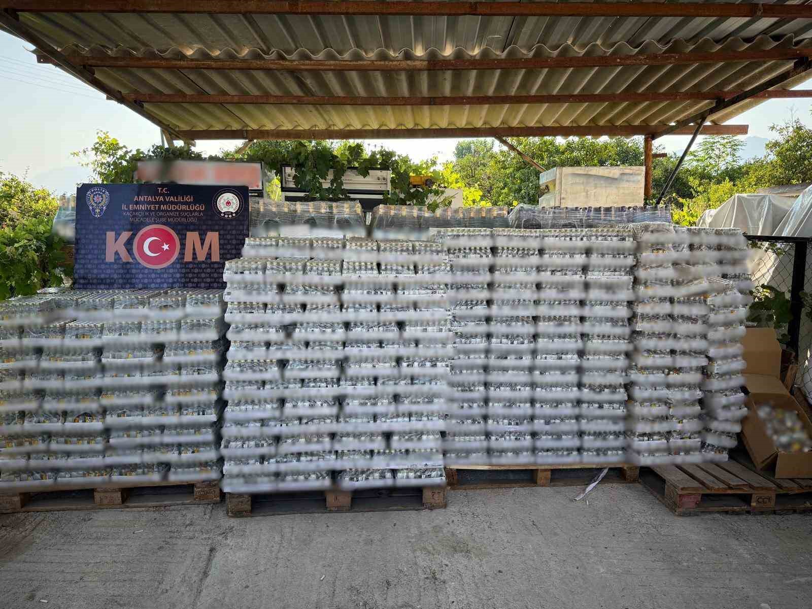 Antalya’da kaçakçılık operasyonunda 39 bin 944 şişe kaçak içki ele geçirildi