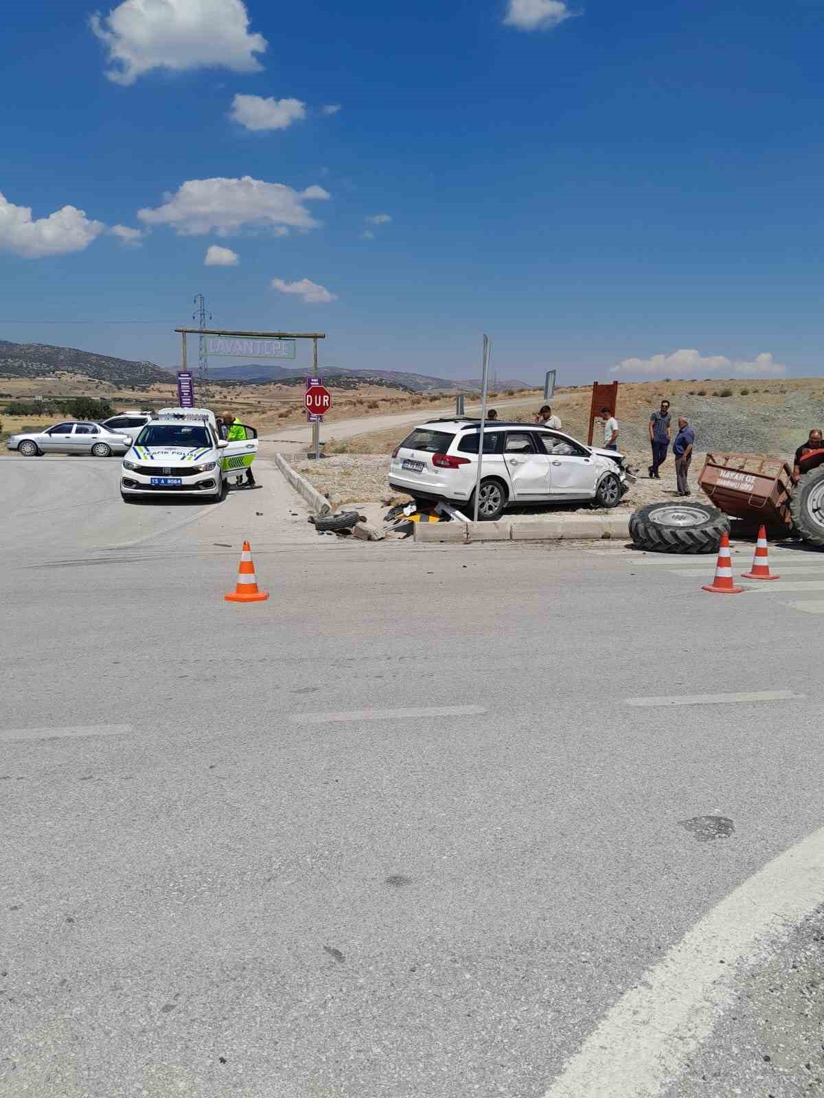 Burdur’da traktör ile otomobil çarpıştı: 1’i ağır 6 yaralı
