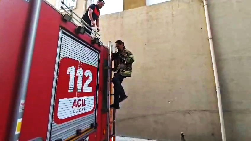Karab&uuml;k&rsquo;te boş daire balkonunda mahsur kalan kedi kurtarıldı
