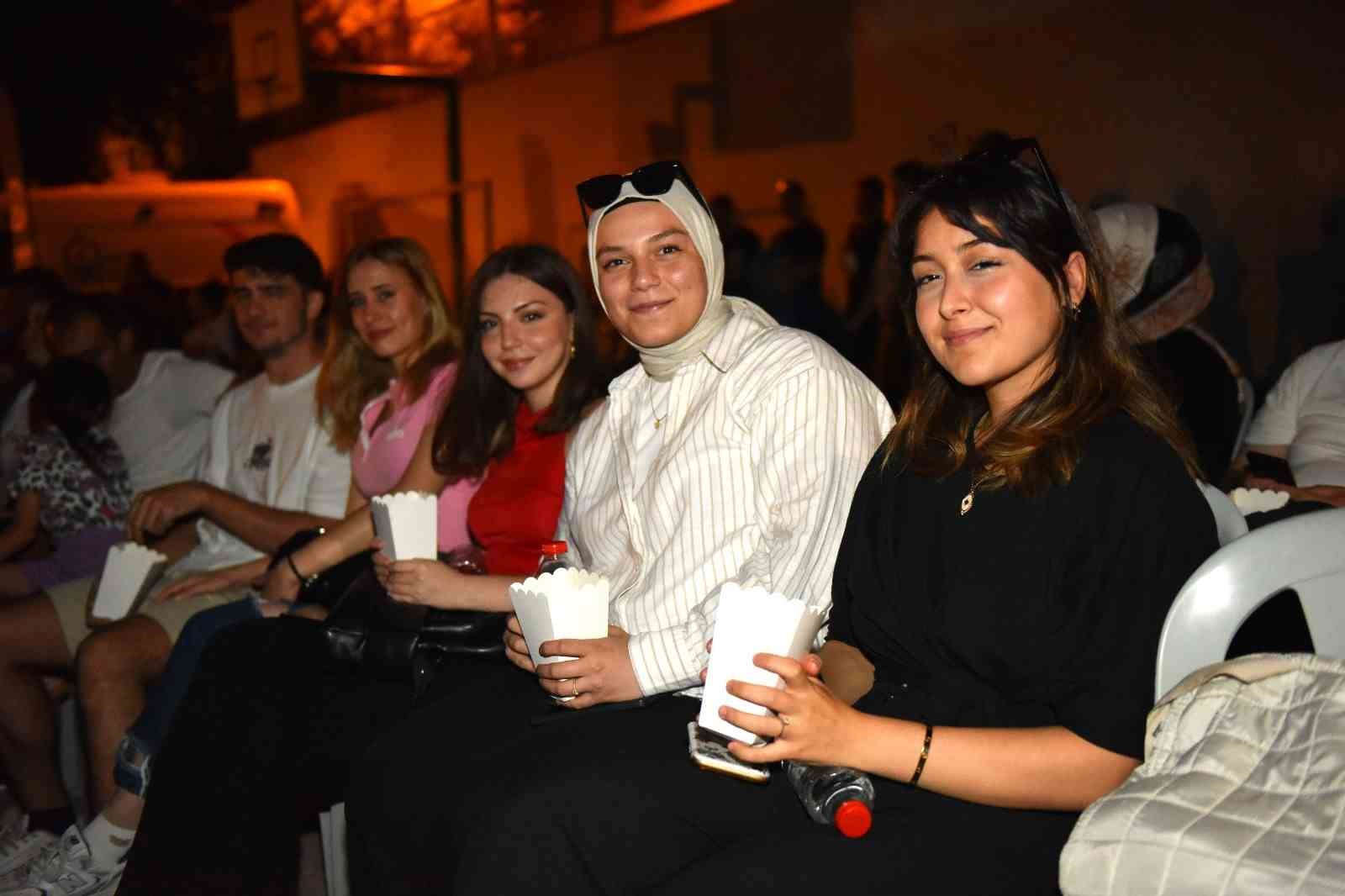 Yıldırım&rsquo;da yaz sineması keyfi
