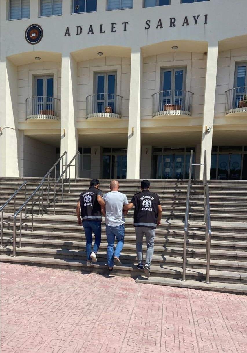 Bodrum’da suç makinesi sahte kimlikle kıs kıvrak yakalandı