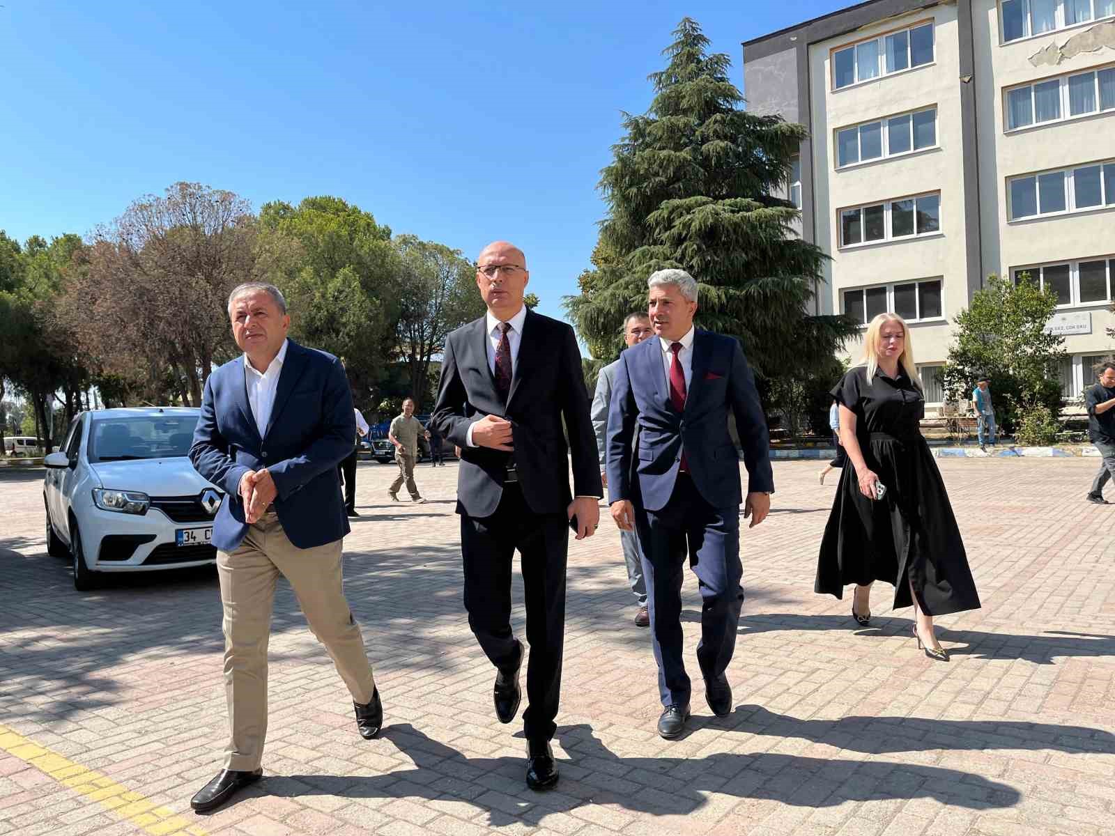 Y&uuml;k&uuml;ml&uuml;lerden eğitime katkı: Okullar temizleniyor ve boyanıyor
