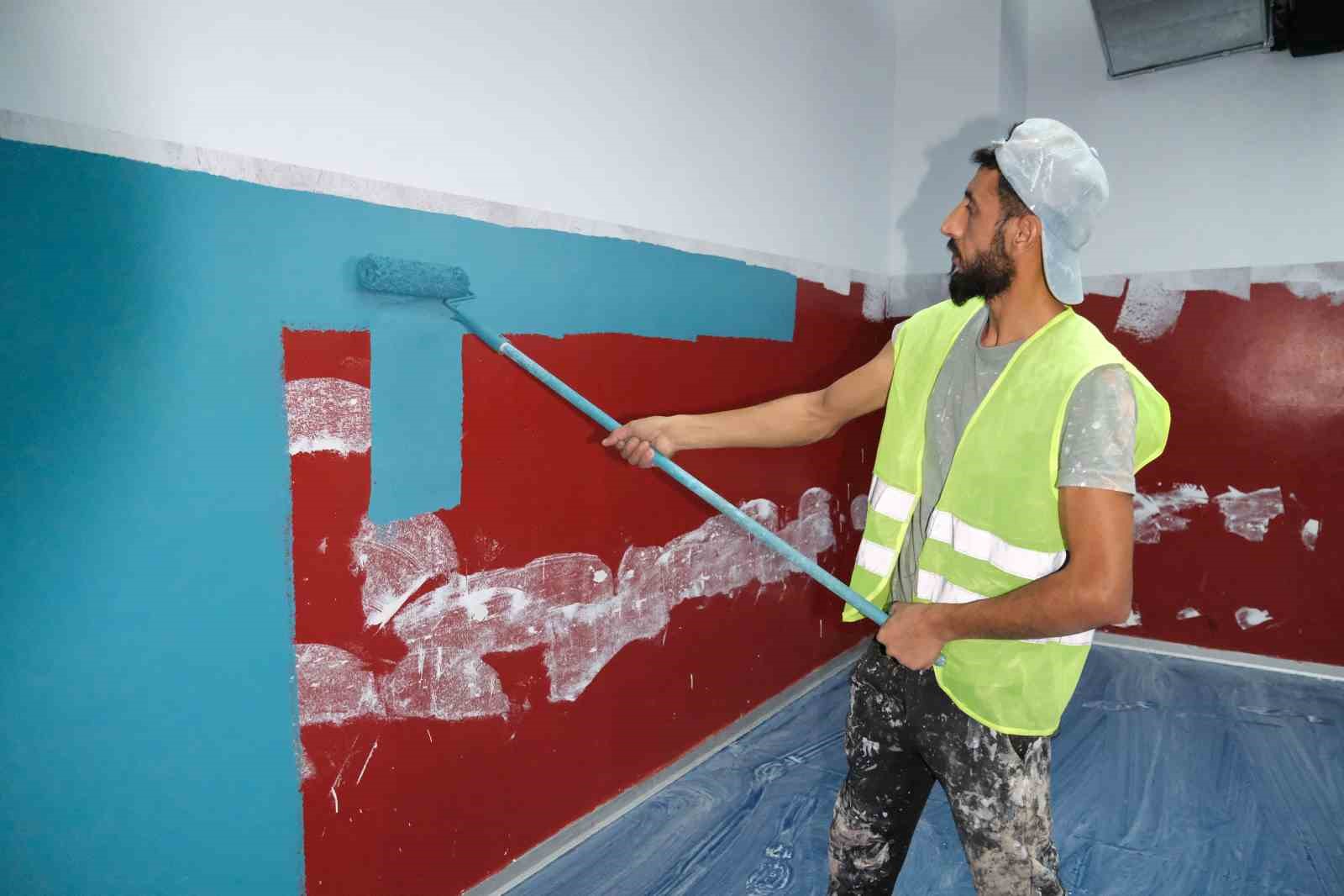 Esenyurt Belediyesi okulları yenileme &ccedil;alışmasına hız kesmeden devam ediyor
