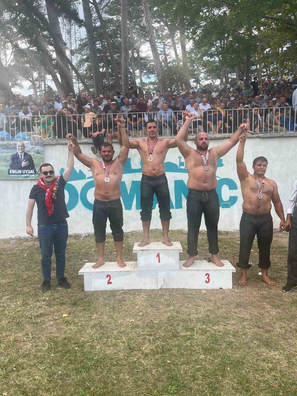 Sakarya Büyükşehir’in pehlivanı Kütahya’da kürsüye çıktı