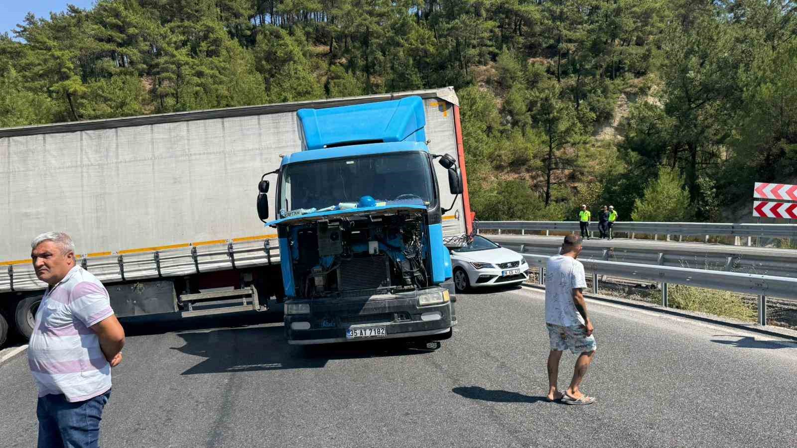 Arızalanan tır İzmir - Manisa yolunu kapattı