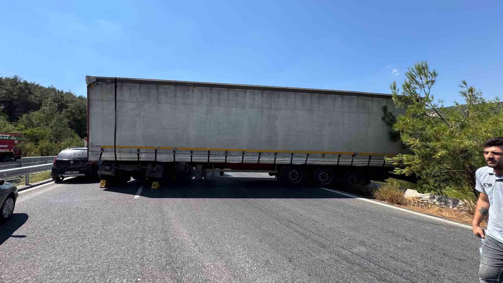 Arızalanan tır İzmir - Manisa yolunu kapattı
