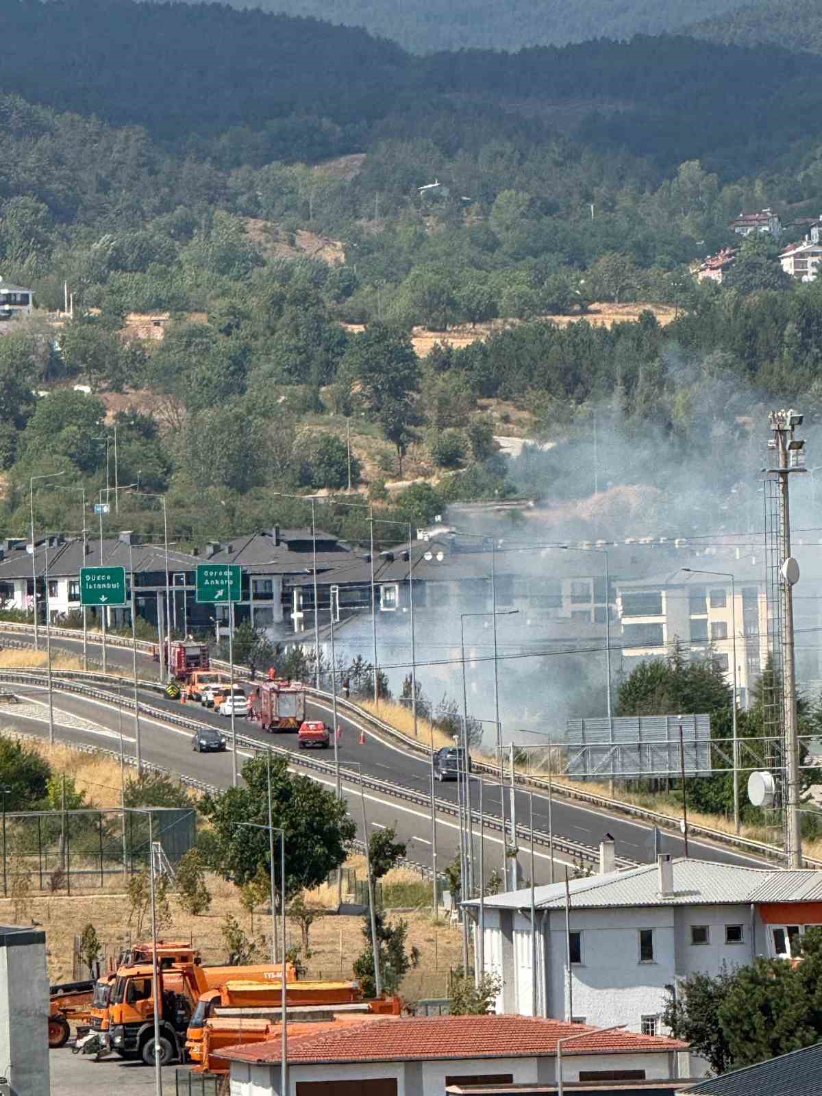 Bolu&rsquo;da gişelerin girişinde otluk alanda yangın
