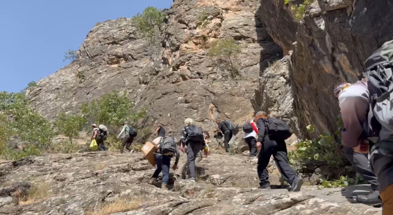 Yüksekovalı dağcılar önce doğa yürüyüşü yaptı, ardından Avaşin deresinde yüzüp halay çekti