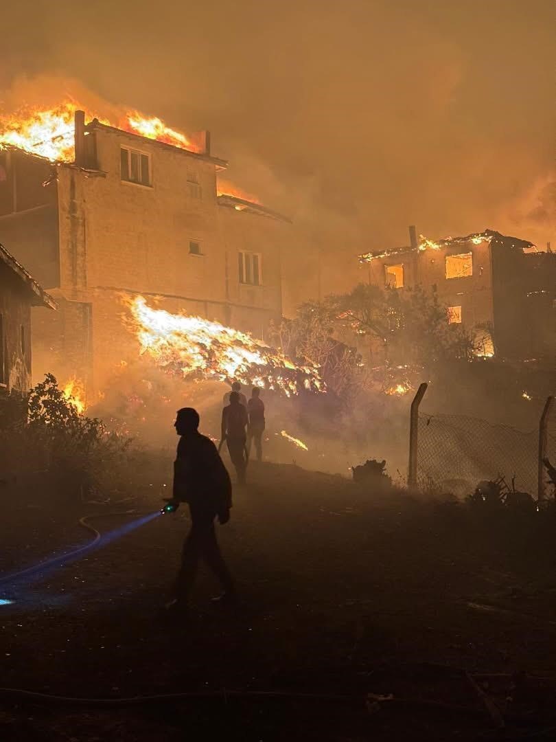 Yangında alevlerin sardığı k&ouml;y &lsquo;Genel Hayata Etkili Afet B&ouml;lgesi&rsquo; ilan edildi
