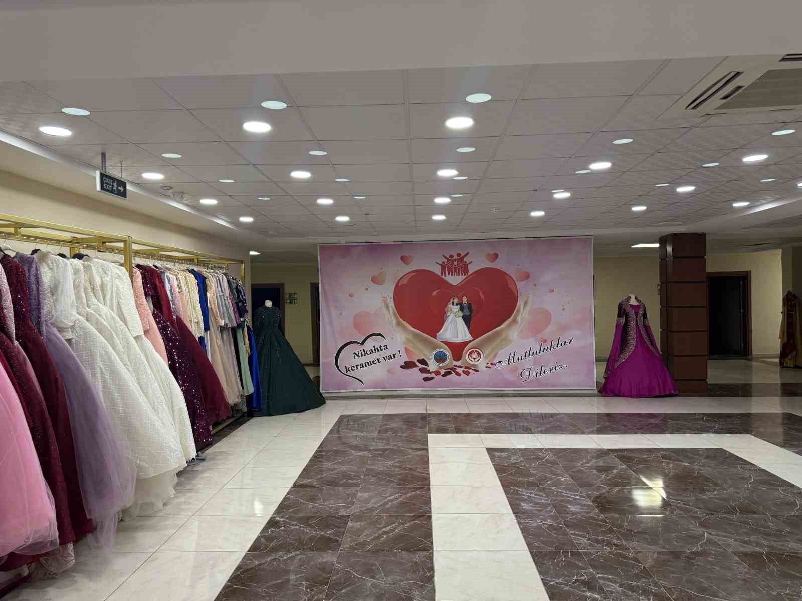 Siirt Belediyesi&rsquo;nden evlenen &ccedil;iftlere &uuml;cretsiz gelinlik ve danışmanlık hizmeti
