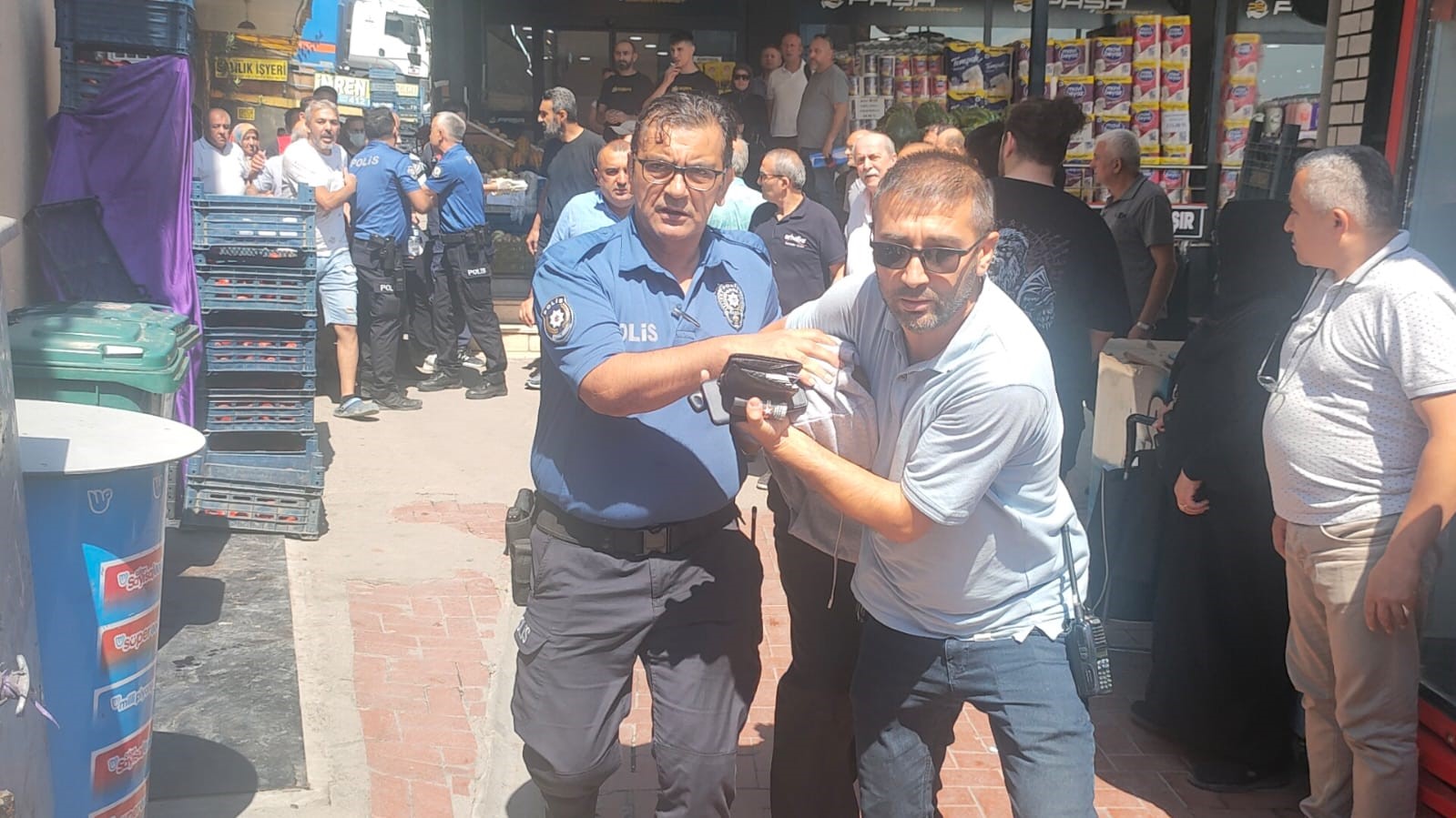 Kurusıkı silahla kuyumcu soymaya kalktı: Kuyumcu ve esnaftan meydan dayağı yedi