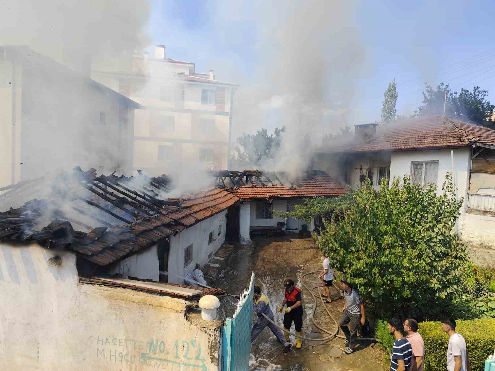 Çorum’da ev yangını: 1 kişi dumandan etkilendi