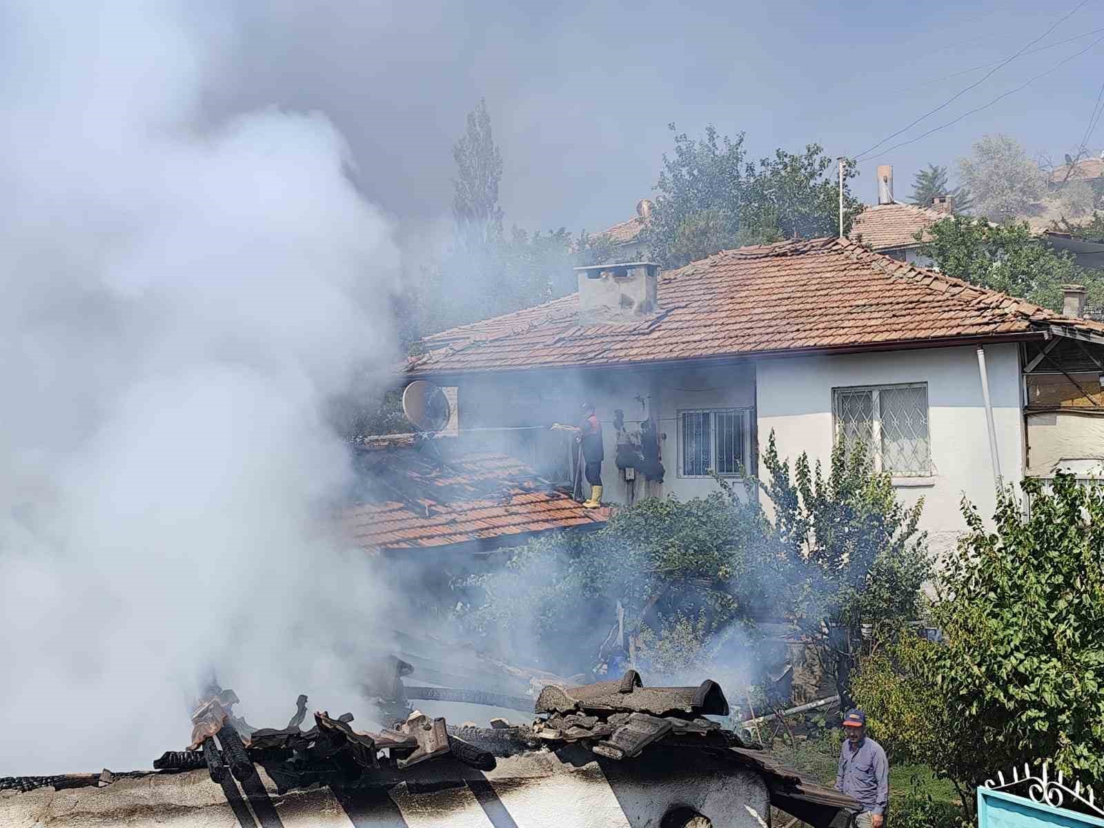 &Ccedil;orum&rsquo;da ev yangını: 1 kişi dumandan etkilendi
