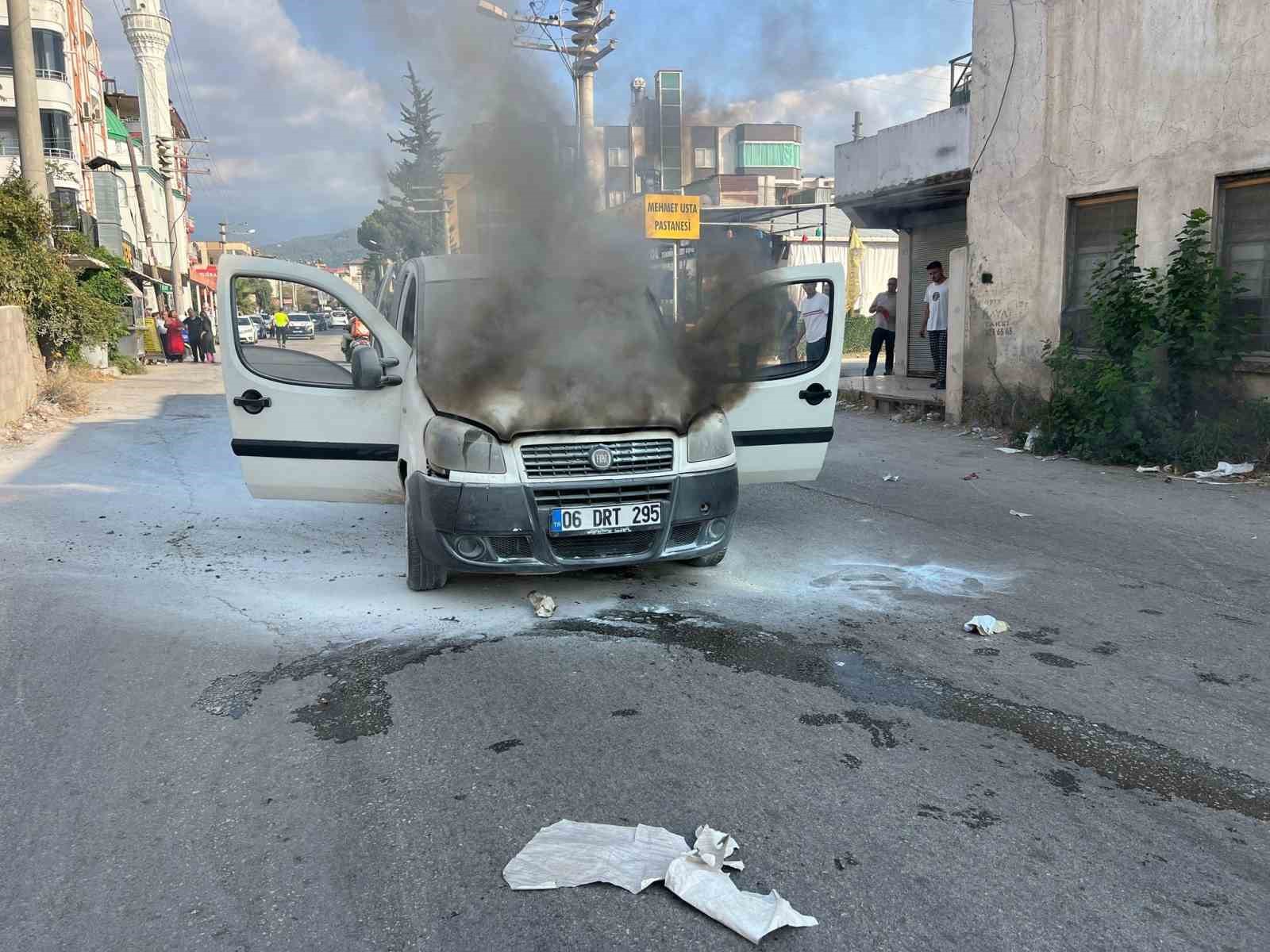 Osmaniye’de hafif ticari araç alev alev yandı