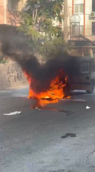 Osmaniye&rsquo;de hafif ticari ara&ccedil; alev alev yandı
