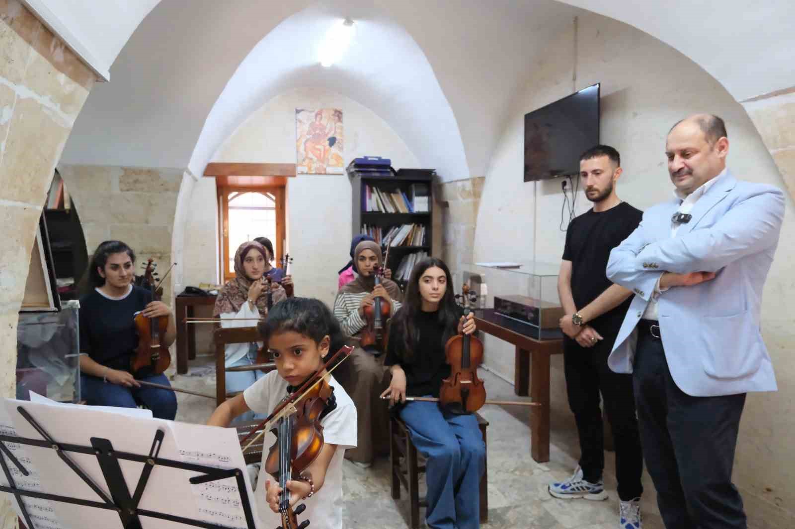 Köyde keman çalmayı öğrenen 14 yaşındaki kız güzel sanatlar lisesini kazandı