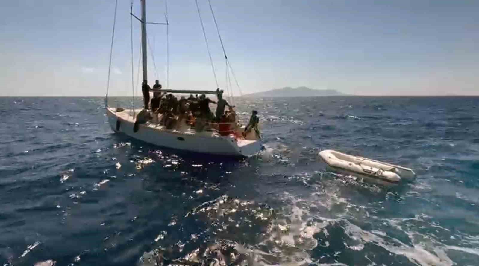 Datça açıklarında sürüklenen yelkenli teknedeki 43 düzensiz göçmen kurtarıldı