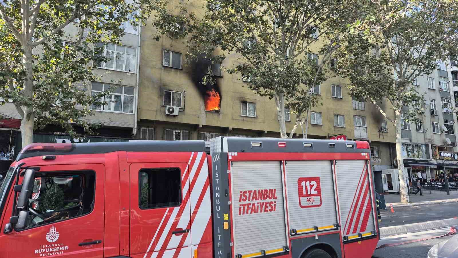 Sultangazi&rsquo;de 7 katlı iş merkezinde korkutan yangın
