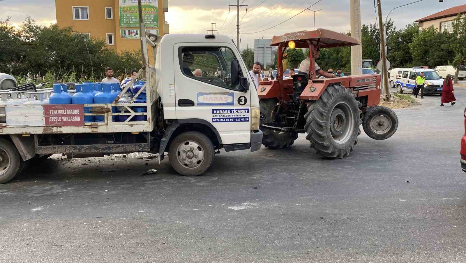 Bolu&rsquo;da facianın eşiğinden d&ouml;n&uuml;ld&uuml;: T&uuml;p y&uuml;kl&uuml; kamyon kazaya karıştı
