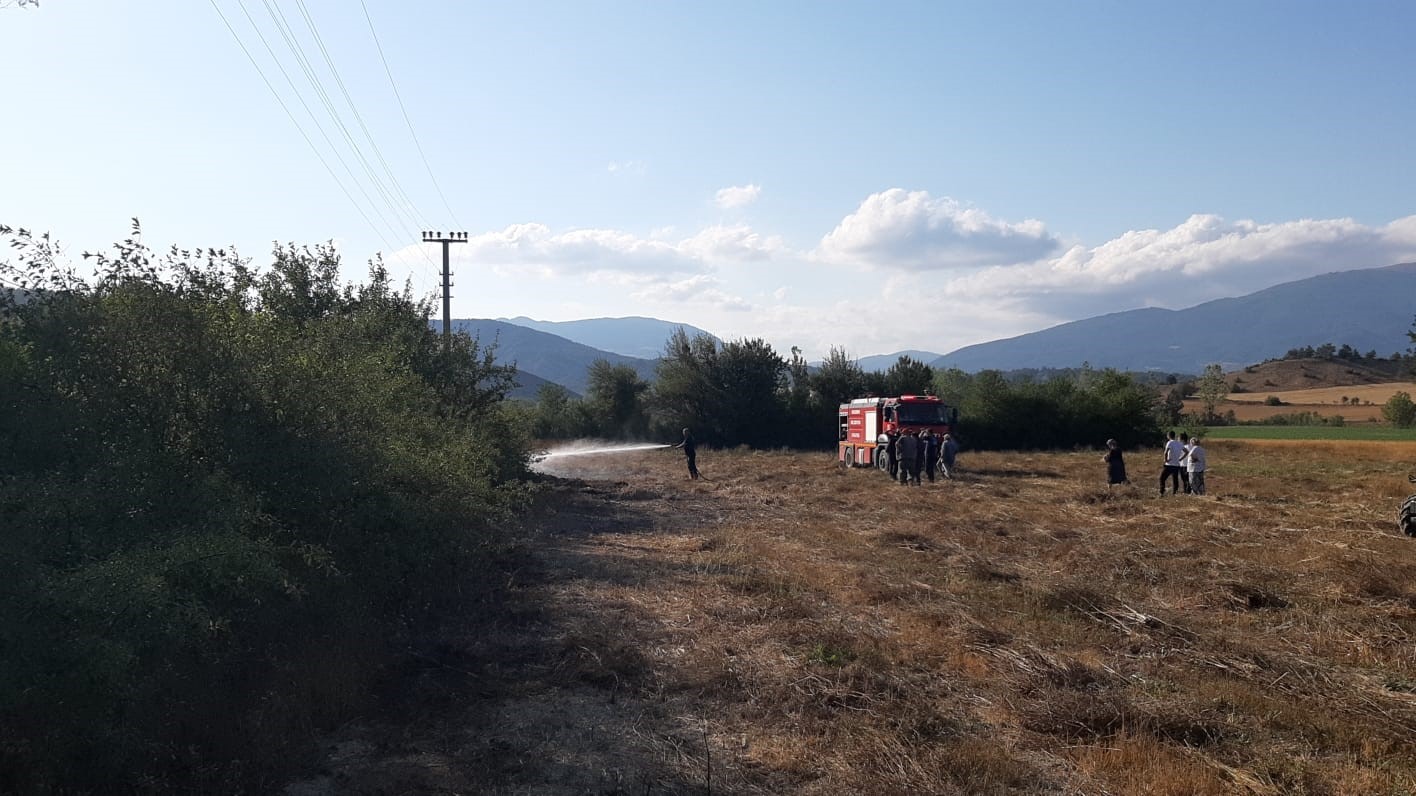 Bolu&rsquo;da otluk alandaki yangın b&uuml;y&uuml;meden s&ouml;nd&uuml;r&uuml;ld&uuml;: Su şişeleriyle m&uuml;dahale ettiler

