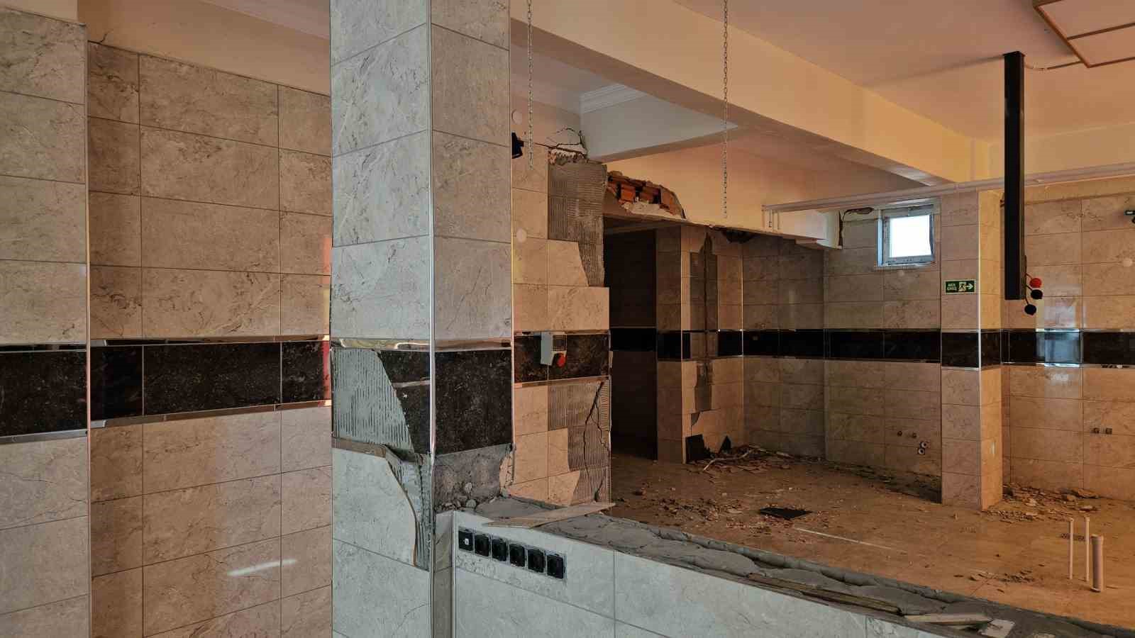 Sındırgı&rsquo;da ağır hasarlı binalardan taşınma s&uuml;r&uuml;yor
