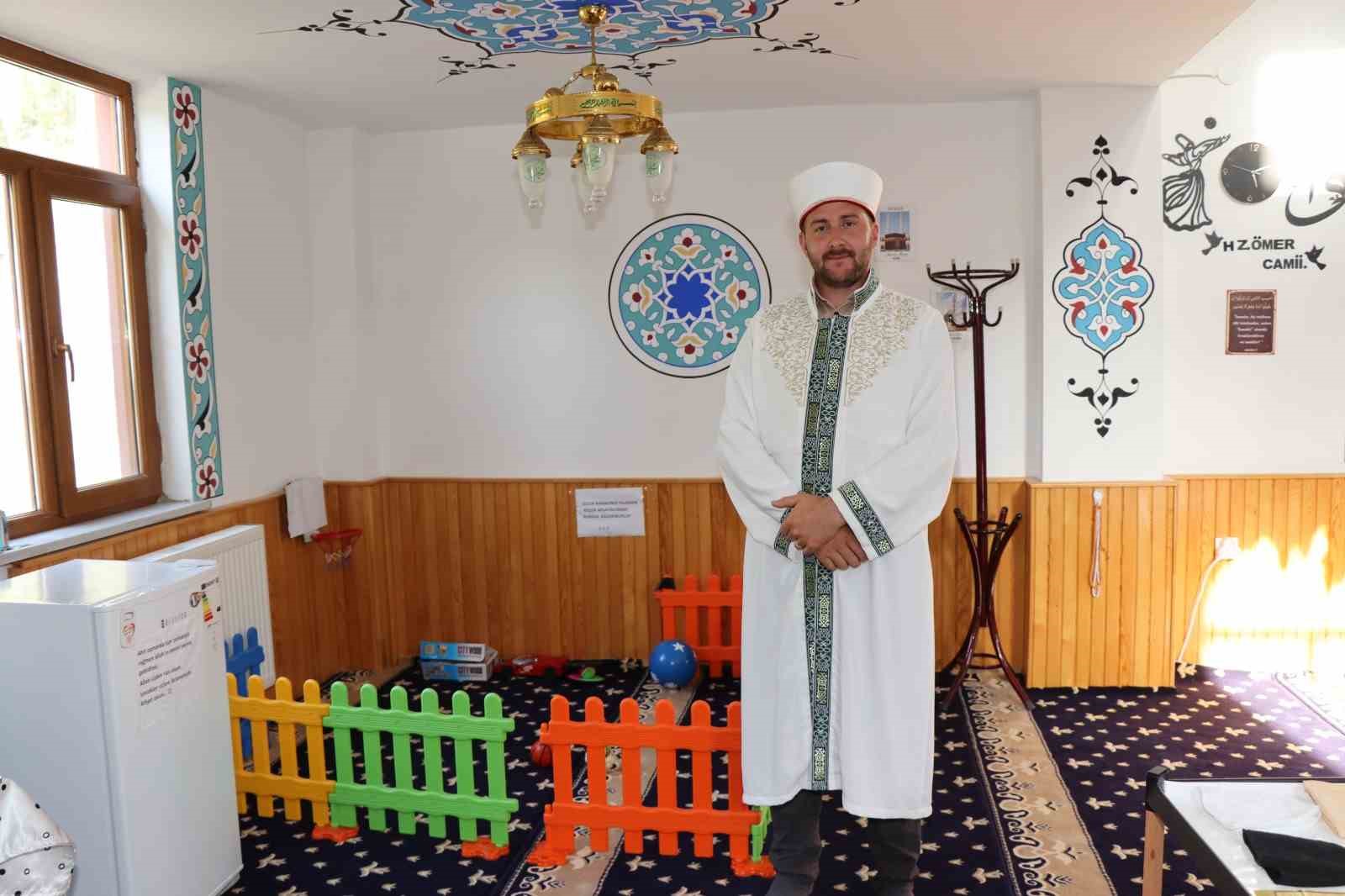 Yol kenarındaki cami yolcuların uğrak yeri
