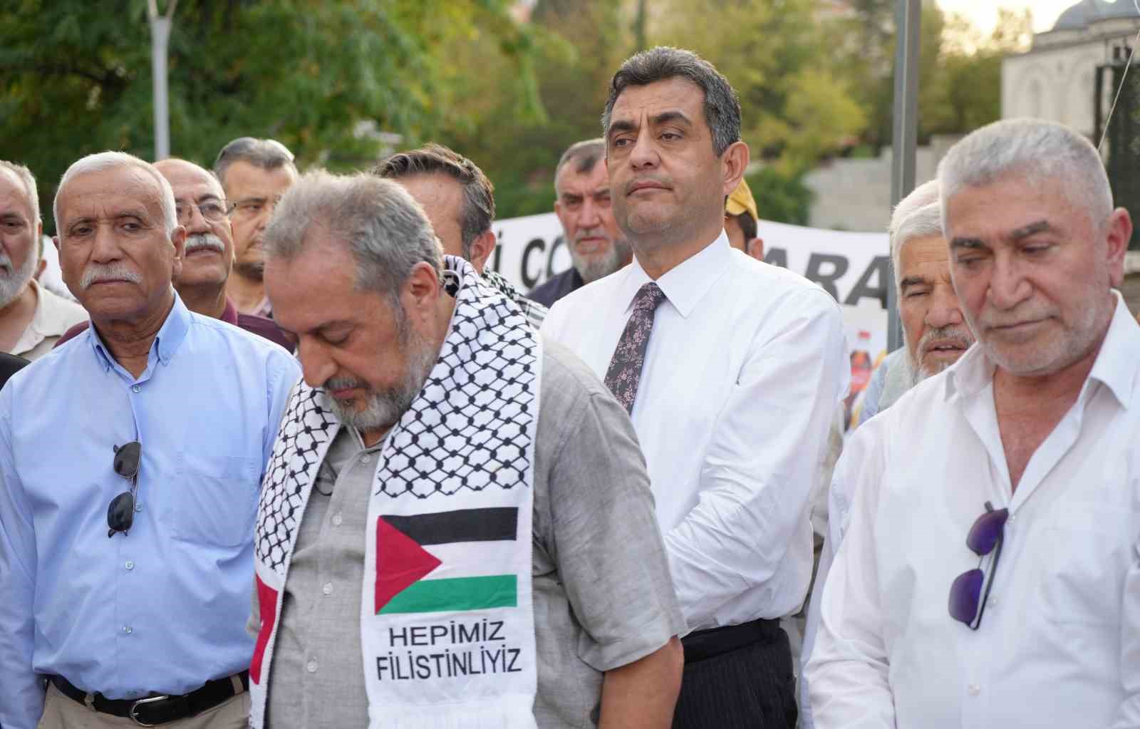 Filistin i&ccedil;in imza kampanyasına destek veren Cemile teyze: "Her bir imza İsrail&rsquo;e bir bomba olacak"
