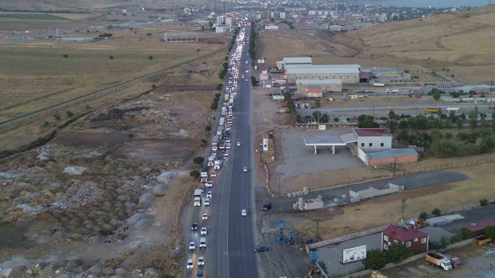 Bitlis-Tatvan kara yolunda kilometrelerce ara&ccedil; kuyruğu oluştu
