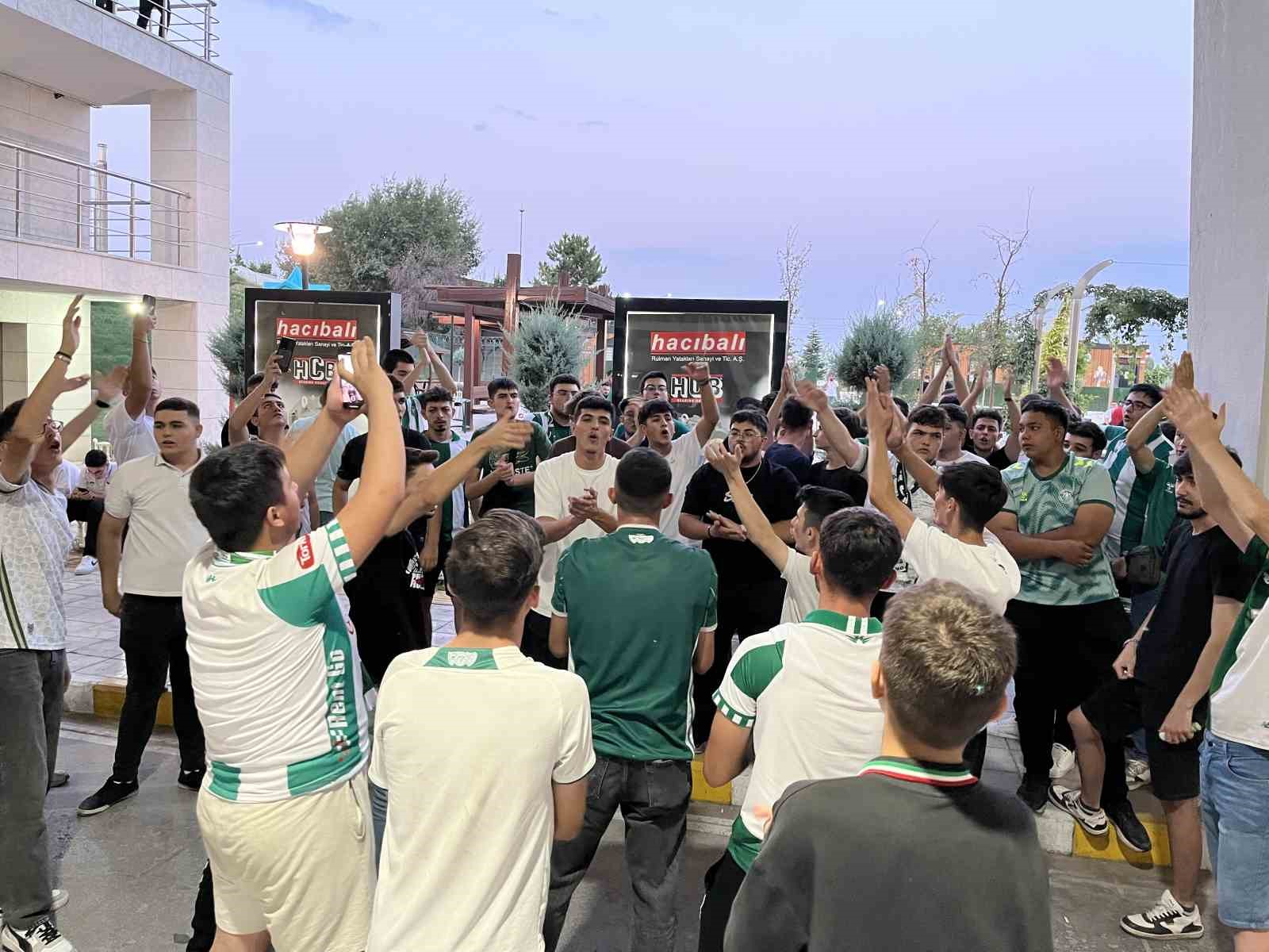 Konyaspor’un yeni transferi Jackson Muleka, Konya’ya geldi