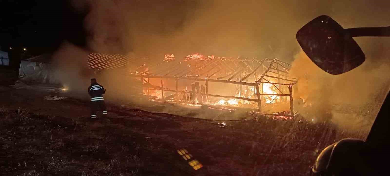 Muş’ta ahır yangını: Hayvanlar son anda kurtarıldı