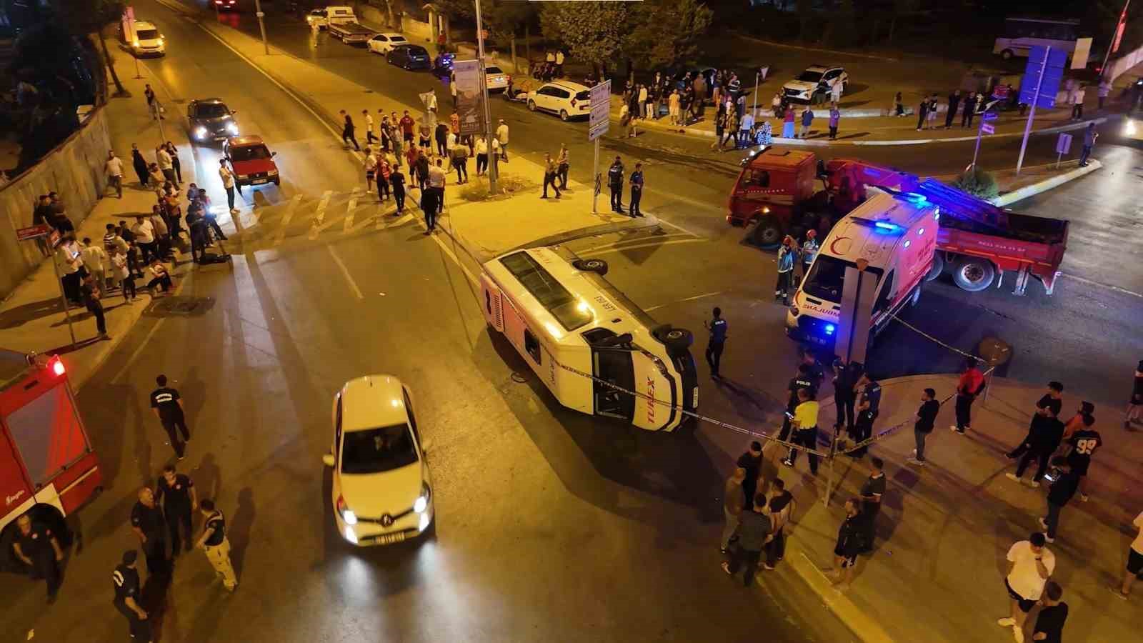 Sultanbeyli’de aşırı süratli araç minibüsle çarpıştı: 10 yaralı
