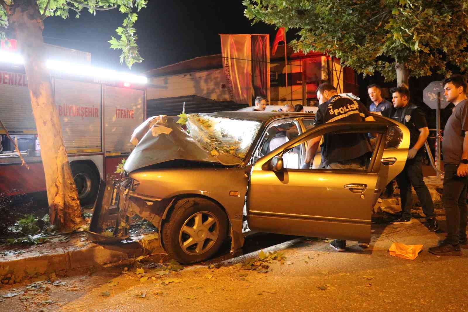 Ağaca ok gibi saplanan otomobilde 2 kişi öldü, sürücü ağır yaralandı