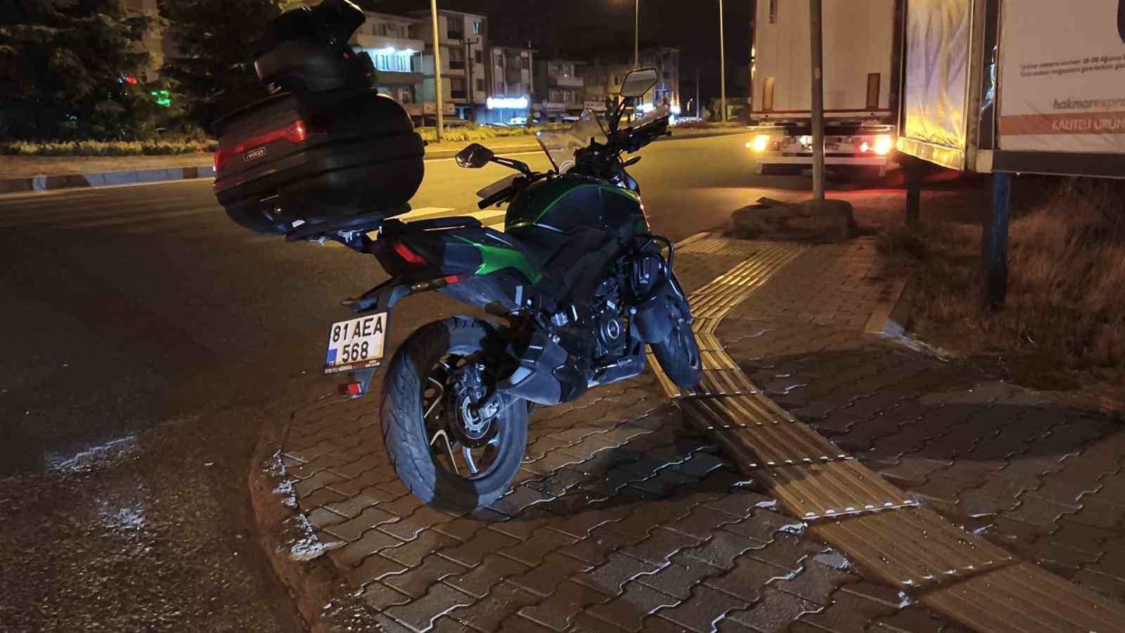 Yola aniden fırlayan yayaya motosiklet çarptı 1 yaralı