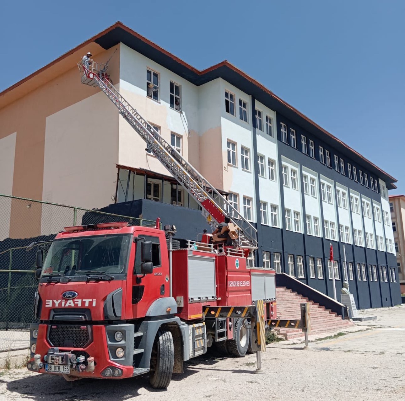 Esendere Belediyesi&rsquo;nden eğitime anlamlı destek: Ortaokulun boya ihtiyacı karşılandı
