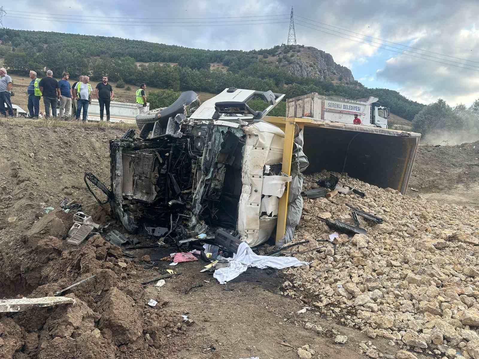 Tokat’ta hafriyat kamyonları çarpıştı, 1 sürücü ağır yaralandı