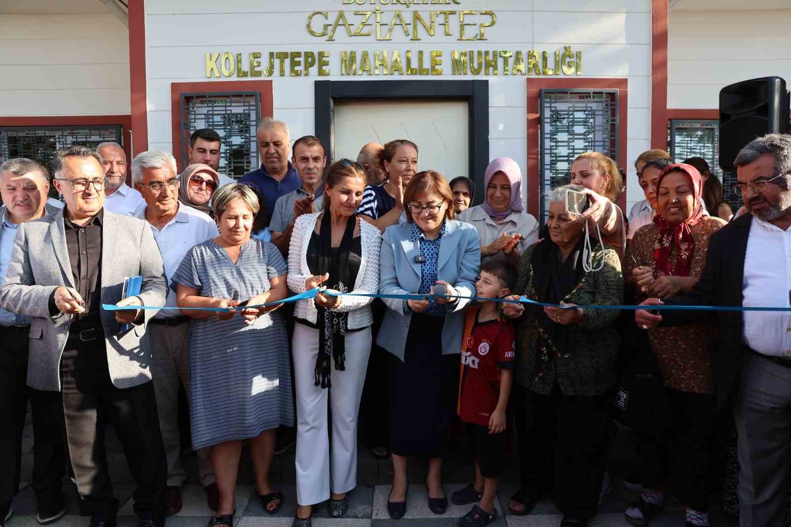 Şahin, Üçoklar ve Kolejtepe muhtarlık ofislerini halkla beraber açtı
