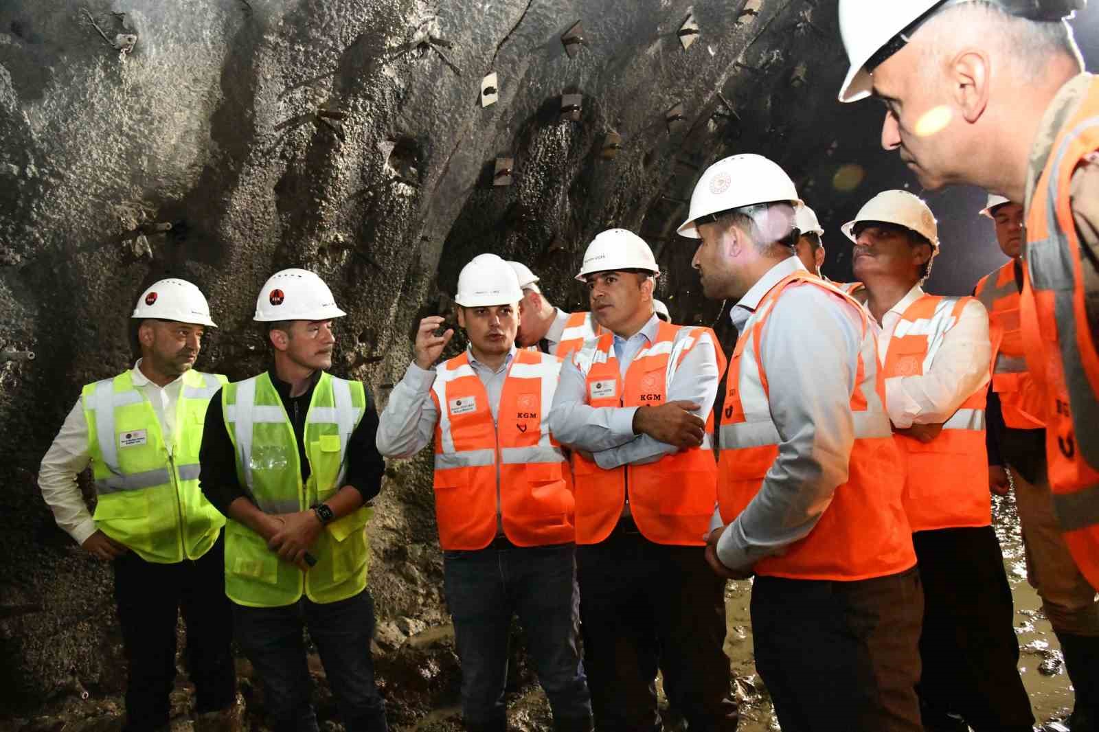 Vali &Ccedil;i&ccedil;ek, Ilgar T&uuml;neli inşaatını inceledi
