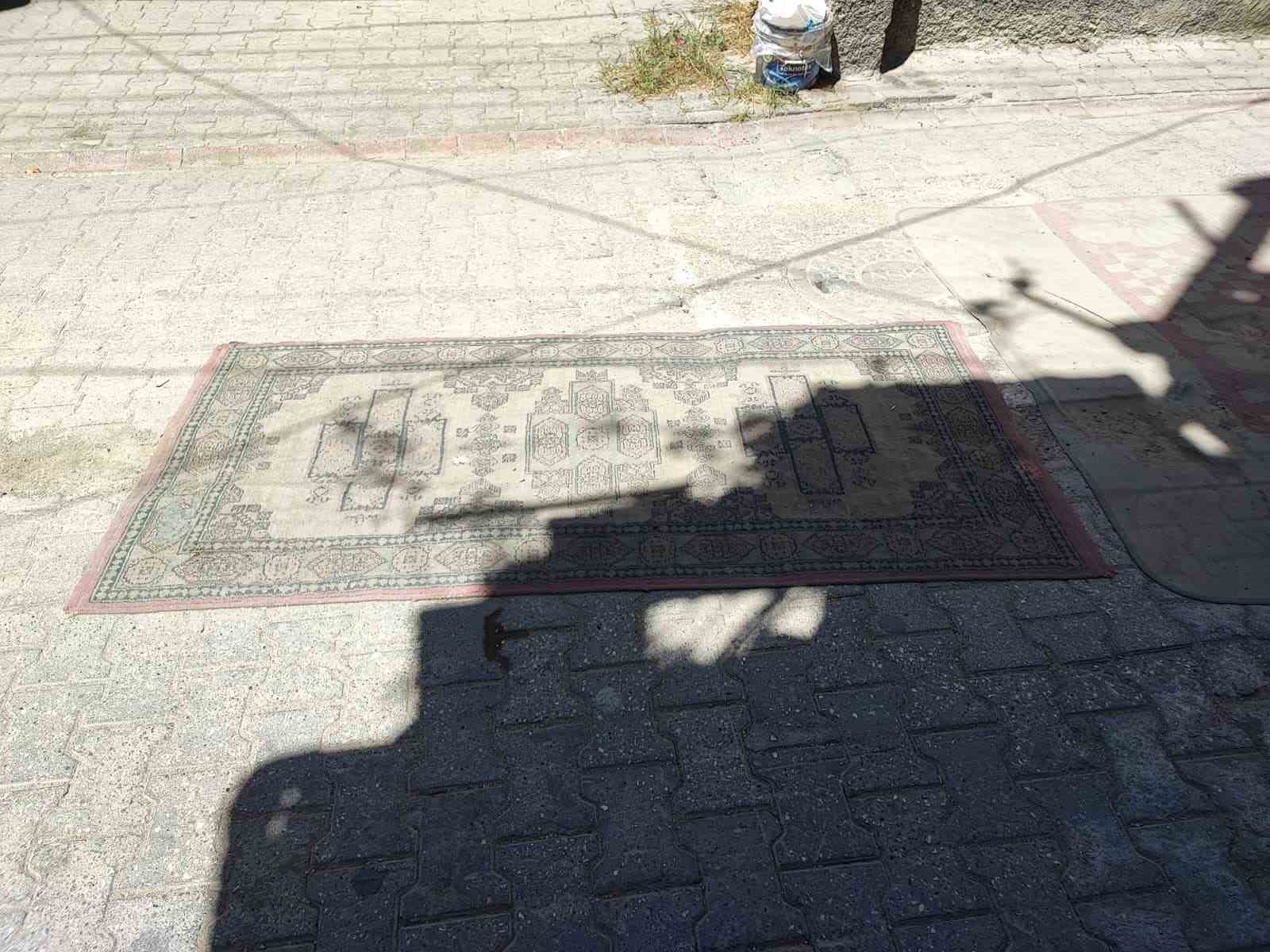 Adana’da bozuk yollar yapılmayınca yola halı serme akım haline geldi