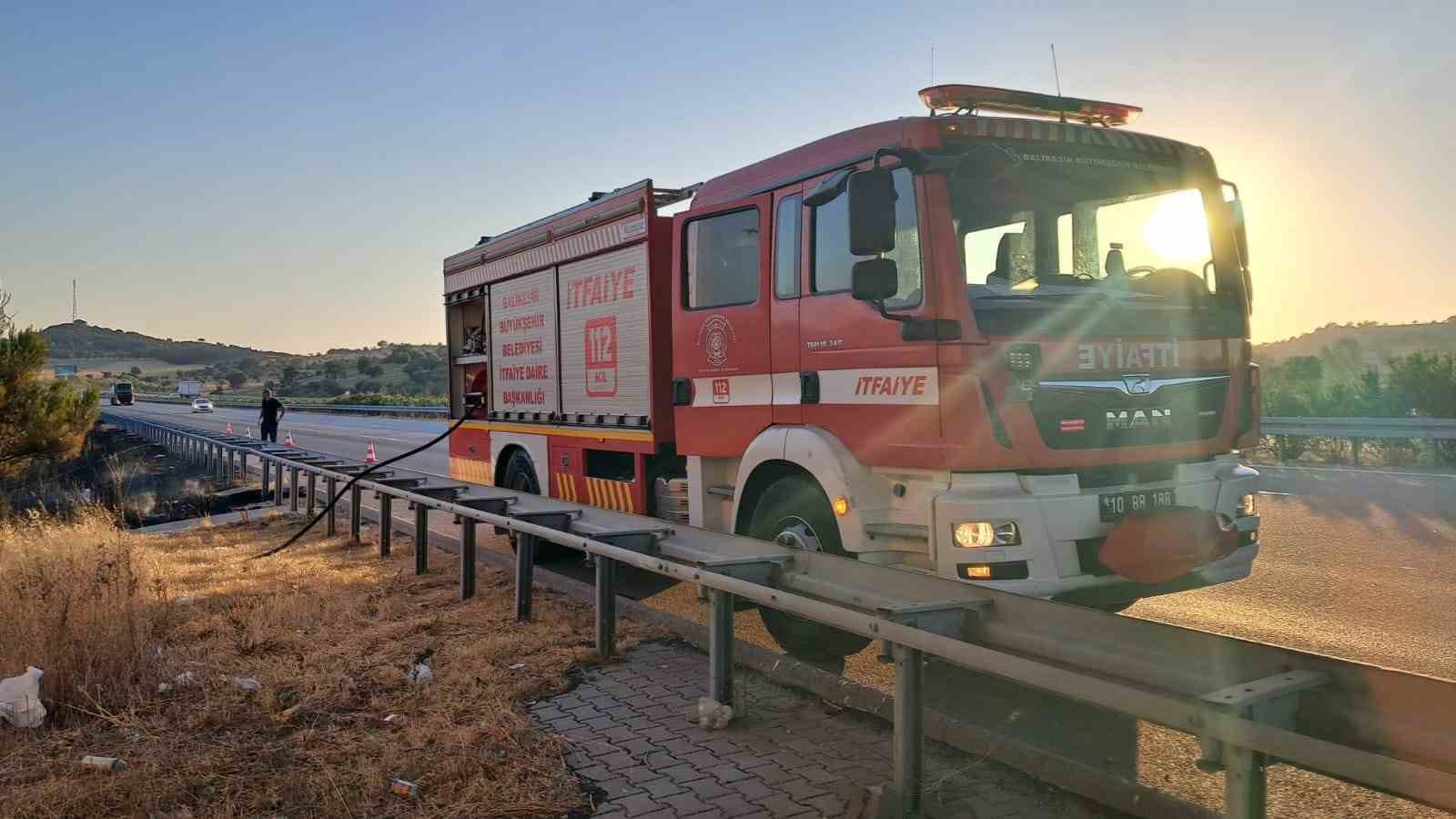 Balıkesir&rsquo;de otoyol kenarında ot yangını korkuttu
