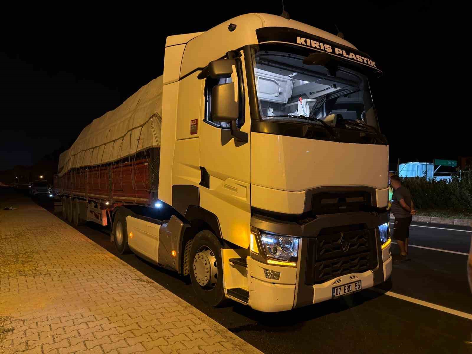 Tıra arkadan &ccedil;arpan motosikletli ağır yaralandı
