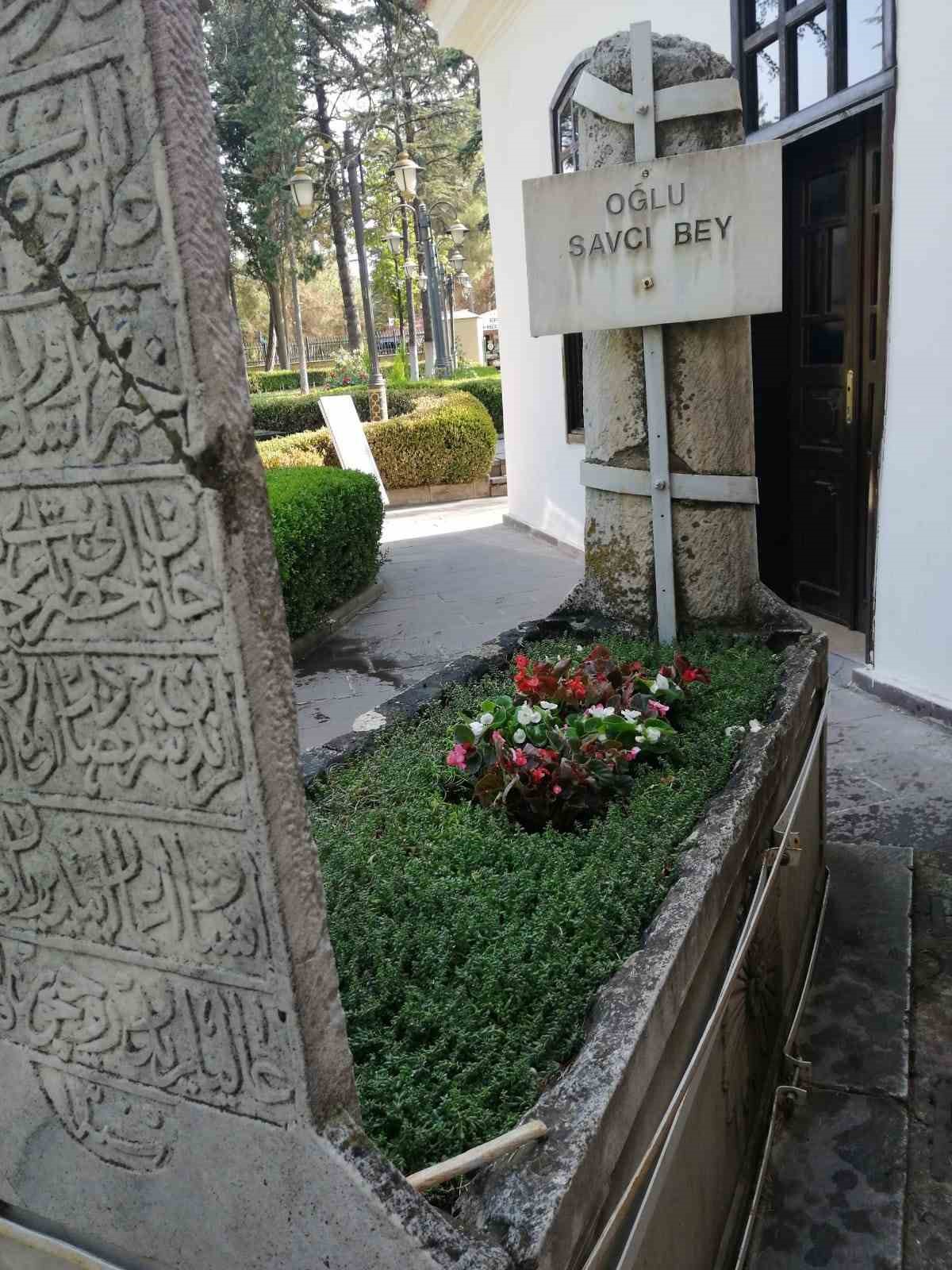 Ertuğrulgazi T&uuml;rbesi &ccedil;evresinde bakım ve &ccedil;i&ccedil;eklendirme &ccedil;alışması

