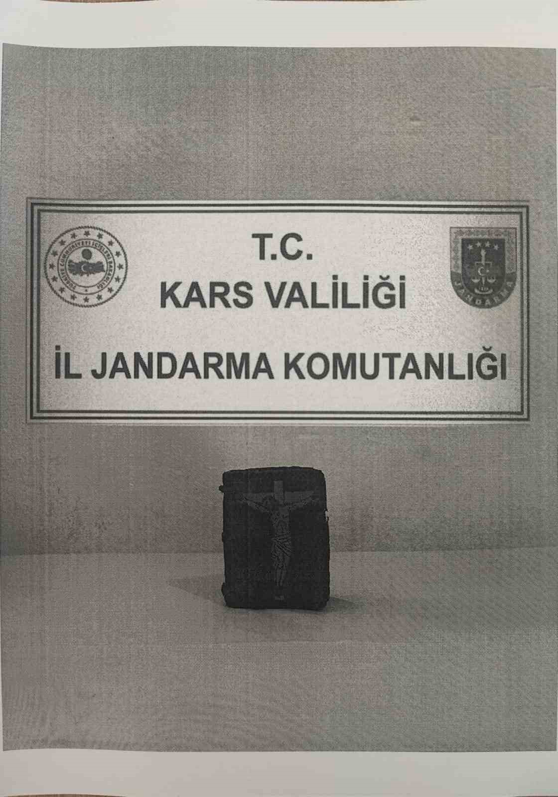 Kars’ta tarihi eseri jandarmaya satmaya çalışan 1 kişi suçüstü yakalandı