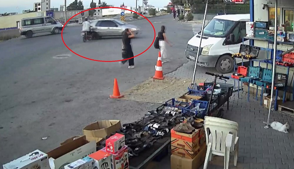 Motosikletin otomobile ok gibi saplandığı anlar kamerada